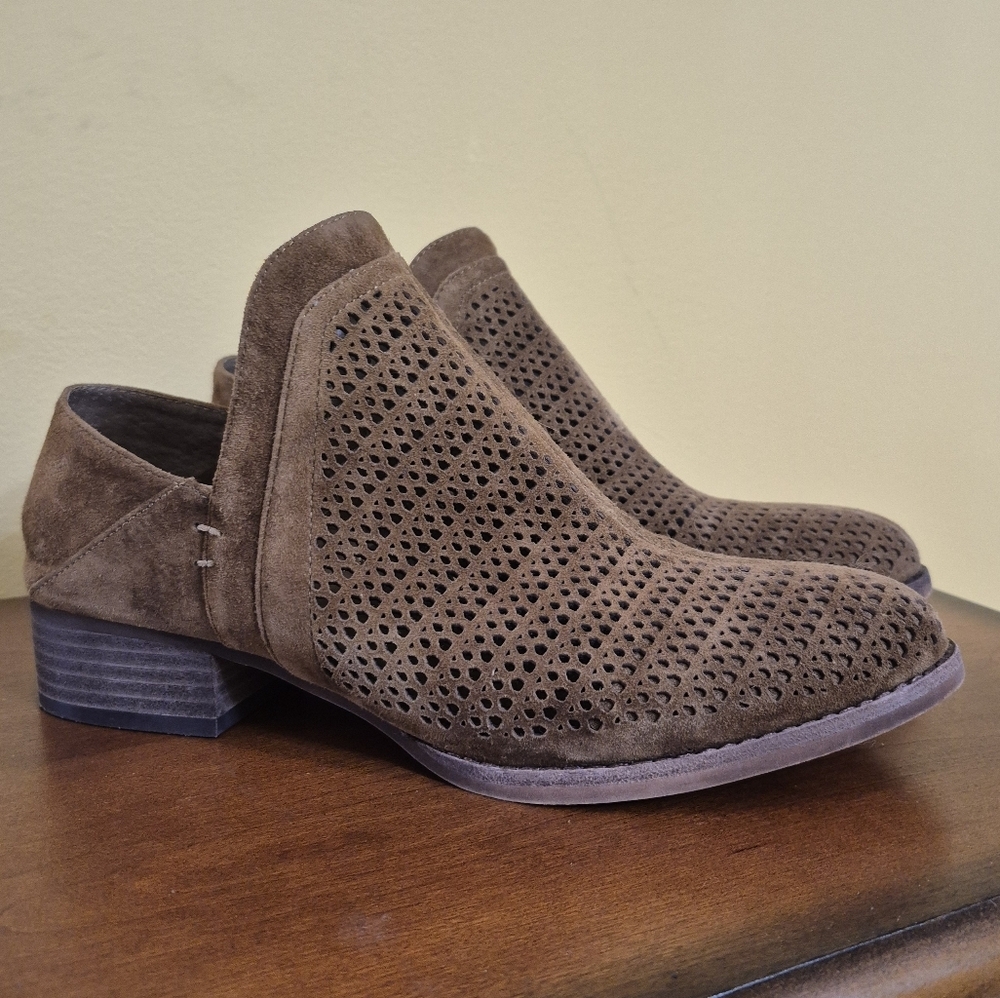 Vince Camuto Cinneys Suede Leather Low Stack Heeled Perforated Booties(8)